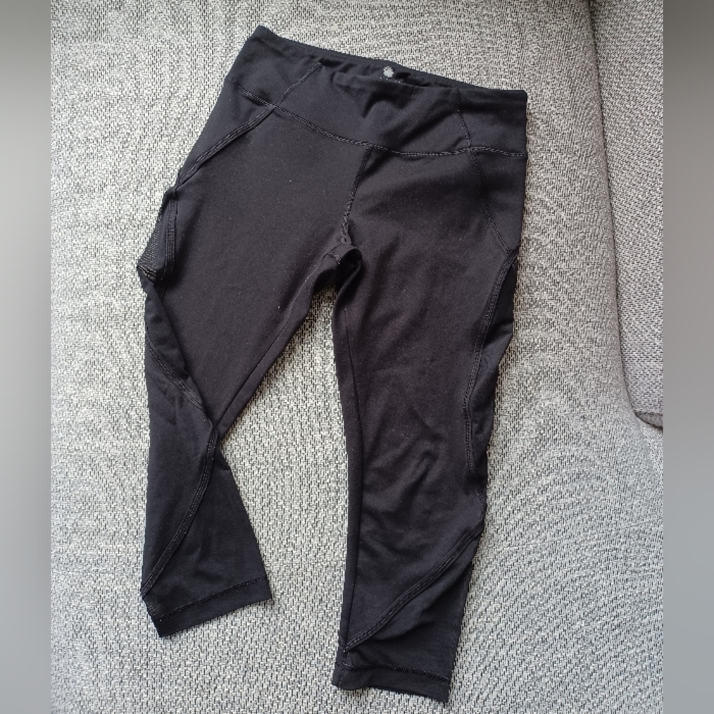 Cropped Capri tights with mesh cut outs
